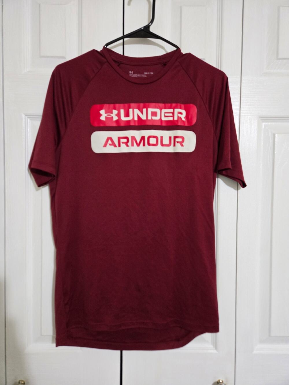 Under armour small men's maroon athletic t-shirt